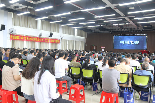 汤塘镇村干部和村民小组长观看警示教育片.jpg